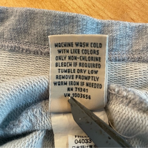 L.L. Bean women’s 4 button 1/4 front sweatshirt size medium gray with blue trim - Picture 6 of 6